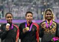 (DARI kiri) Pemenang pingat perak Bahrain, Salwa Eid Naser, pemenang emas Bahrain, Kemi Adekoya dan pemenang gangsa Malaysia, Shereen Samson Vallabouy meraikan kejayaan di podium selepas upacara penyampaian pingat acara 400 meter wanita pada Sukan Asia 2022 di Hangzhou, China pada 30 September 2023. - AFP