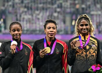 (DARI kiri) Pemenang pingat perak Bahrain, Salwa Eid Naser, pemenang emas Bahrain, Kemi Adekoya dan pemenang gangsa Malaysia, Shereen Samson Vallabouy meraikan kejayaan di podium selepas upacara penyampaian pingat acara 400 meter wanita pada Sukan Asia 2022 di Hangzhou, China pada 30 September 2023. - AFP