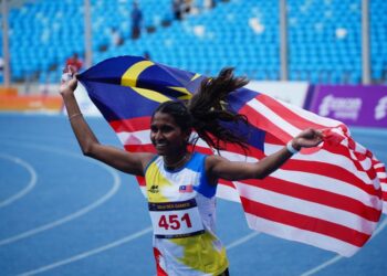 Shereen Samson Vallabouy meraikan kejayaannya memenangi pingat emas acara 400 meter Sukan SEA Kemboja 2023 di Phnom Penh. - UTUSAN/AMIR KHALID