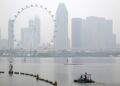 KUALITI udara di bahagian tengah, selatan, barat dan timur Singapura kekal dalam julat tidak sihat. - AFP