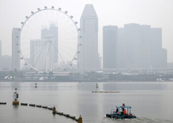 KUALITI udara di bahagian tengah, selatan, barat dan timur Singapura kekal dalam julat tidak sihat. - AFP