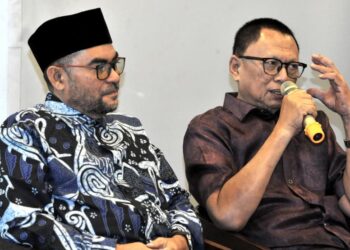 MOHD. Puad Zarkashi memberi penjelasan ketika hadir sempena Program Penerangan RCI Tabung Haji di Amerin Hotel, Taman Perling, Johor Bahru disini. - UTUSAN/RAJA JAAFAR ALI