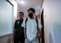 WONG Soon Yaw (tengah) didenda RM40,000 oleh Mahkamah Sesyen Ipoh selepas mengaku bersalah menjual 529 unit telefon bimbit yang menggunakan cap dagangan palsu pada Februari lalu. - UTUSAN