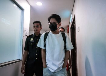 WONG Soon Yaw (tengah) didenda RM40,000 oleh Mahkamah Sesyen Ipoh selepas mengaku bersalah menjual 529 unit telefon bimbit yang menggunakan cap dagangan palsu pada Februari lalu. - UTUSAN