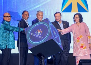AHMAD Zahidi Hamidi (tengah) menyempurnakan gimik Majlis Perasmian Sidang Kemuncak Pelaburan Penyelidikan dan Inovasi Universiti 2026 (URIIS 2026) di Pusat Dagangan Dunia Kuala Lumpur (WTCKL) semalam.-UTUSAN/ISKANDAR ISHAK