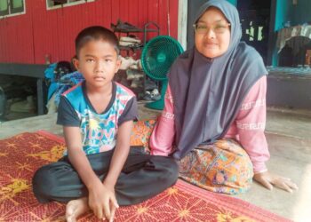 NORMAHERA Kholid bersama anak Muhammad Iffat Anaqi Abdullah
di rumah keluarganya di Kampung Renek, Besut, Terengganu.
– UTUSAN/WAN ZURATIKAH IFFAH WAN ZULKIFLI