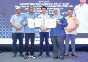 MUHAMMAD Faiz Fadzil (tengah) menyaksikan pertukaran dokumen Program Pendidikan dan Latihan Teknikal dan Vokasional-LKIM di MAEPS, Serdang.