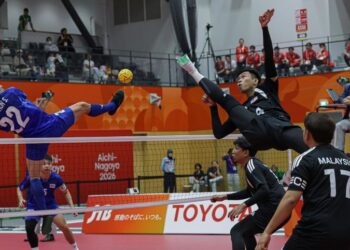 Pemain regu sepak takraw negara Muhammad Afifuddin Mohd Razali, Aidil Aiman Azwawi dan Muhammad Zulkifli Abd Razak beraksi menentang Thailand pada final acara regu berpasukan Sukan Asia Aichi-Nagoya 2026 di Paloma Mizuho Arena sebelum menewaskan musuh tradisi itu sekali gus menamatkan penantian 36 tahun untuk meraih pingat emas dalam acara berkenaan. - BERNAMA