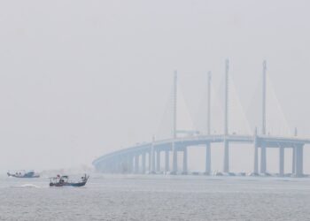 KEADAAN jerebu yang melanda Pulau Pinang, baru-baru ini.-UTUSAN/DANIAL SAAD