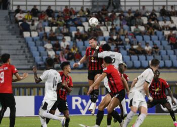 PEMAIN Terengganu, Jordan Mintah melonjak tinggi untuk menanduk bola sambil dicabar pemain DPMM FC pada aksi pertama Piala FA 2026 di Stadium Nasional Hassanal Bolkiah, Brunei, malam ini.-IHSAN MFL