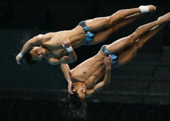 Enrique Harold dan Elvis Priestly Clement melakukan terjunan dalam acara 10 meter platform lelaki Sukan Asia Aichi-Nagoya 2026 Pusat Akuatik Tokyo, semalam. - AFP