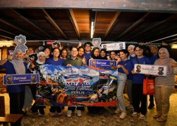 ABDUL Hadi Che Man (tengah) bersama peserta media Program Lawatan Media Cuti-Cuti Malaysia Surreal Experiences Perlis di Makwa Pizzeria, Kampung Utan Kandis, Perlis.