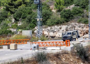 ANGGOTA tentera dan polis Israel menutup sebuah pusat pemeriksaan Atara, utara Ramallah, Tebing Barat hari ini. - AFP