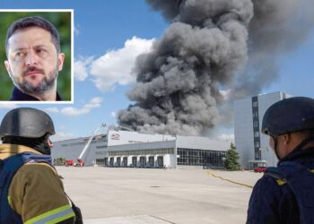 VOLODYMYR Zelenskyy (gambar kecil) menjangkakan perang Ukraine-Russia mungkin berlanjutan sehingga musim sejuk. - AFP