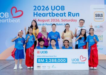 NG Wei Wei (tengah, berdiri) bersama peserta UOB Heartbeat Run 2026.