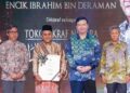 CHIEW Choon Man (dua dari kanan) bersama Ibrahim Deraman yang dinobatkan sebagai Tokoh Kraf Negara 2026 dalam Majlis Perasmian Pesta Kraf Antarabangsa Malaysia (MICF) 2026 di Kuala Lumpur semalam. – MINGGUAN/MUHAMAD IQBAL ROSLI