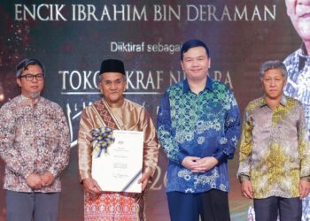 CHIEW Choon Man (dua dari kanan) bersama Ibrahim Deraman yang dinobatkan sebagai Tokoh Kraf Negara 2026 dalam Majlis Perasmian Pesta Kraf Antarabangsa Malaysia (MICF) 2026 di Kuala Lumpur semalam. – MINGGUAN/MUHAMAD IQBAL ROSLI