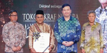 CHIEW Choon Man (dua dari kanan) bersama Ibrahim Deraman yang dinobatkan sebagai Tokoh Kraf Negara 2026 dalam Majlis Perasmian Pesta Kraf Antarabangsa Malaysia (MICF) 2026 di Kuala Lumpur semalam. – MINGGUAN/MUHAMAD IQBAL ROSLI
