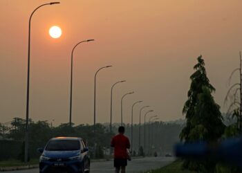 PEMANDANGAN di sekitar Port Dickson, Negeri Sembilan kelihatan matahari terbit dengan keadaan kemerahan akibat diselubungi jerebu awal pagi, semalam. - UTUSAN/MOHD. SHAHJEHAN MAAMIN