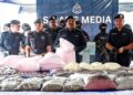 HUSSEIN Omar Khan menunjukkan dadah sintetik dirampas dalam serbuan premis makmal dadah terbesar di kawasan perindustrian Eco Business Park, Bandar Puncak Alam di Kuala Selangor, semalam.-UTUSAN/AFIQ RAZALI