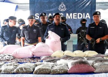 HUSSEIN Omar Khan menunjukkan dadah sintetik dirampas dalam serbuan premis makmal dadah terbesar di kawasan perindustrian Eco Business Park, Bandar Puncak Alam di Kuala Selangor, semalam.-UTUSAN/AFIQ RAZALI