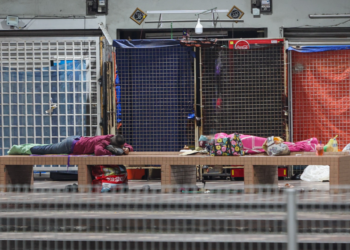 DUA gelandangan sedang tidur di bangku ruang menunggu ketika tinjauan di Hentian Bas MBKT, Kuala Terengganu, Terengganu. – UTUSAN/PUQTRA HAIRRY