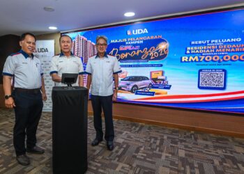 AHMAD Fuaad Kenali (tengah) ketika gimik pada majlis pelancaran Kempen Bonanza Memenuhi Impian 2026 di ibu pejabat UDA Holdings Berhad, Kuala Lumpur. - UTUSAN/SYAKIR RADIN