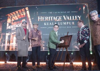 STEVEN Sim Chee Keong (tengah) menyempurnakan perasmian Heritage Valley Kuala Lumpur diiringi Ketua Setiausaha Kementerian Pembangunan Usahawan dan Koperasi, Datuk Seri Khairul Dzaimee Daud, (dua dari kiri), Pengerusi UDA Holdings Berhad, Tan Sri Mohd Annuar Zaini, (dua dari kanan), Datuk Seri Ahmad Fuaad Kenali (kanan) dan Pengarah Urusan Luxe Acre Sdn Bhd.