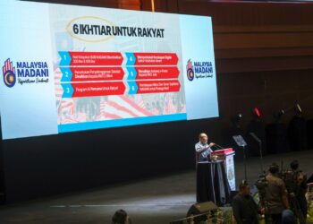 ANWAR Ibrahim ketika mengumumkan 6 ikhtiar untuk rakyat dalam Amanat Perdana Menteri Hari Kebangsaan. - UTUSAN/FAISOL MUSTAFA