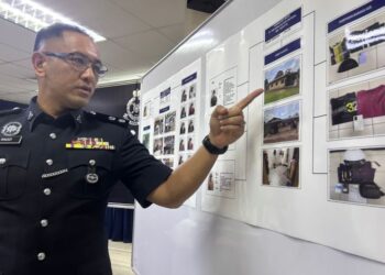 MOHD. Radzi Abdul Rahim menunjukkan gambar rumah sewa lelaki Rohingya yang menjadi mangsa samun penjenayah tempatan di Kampung Kodiang Lama, Jitra, Kubang Pasu.