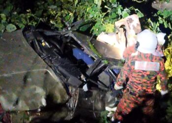 KEMALANGAN  melibatkan Proton Aeroback dipercayai terbabas sendiri ketika melalui selekoh sebelum terjunam ke dalam gaung sedalam kira-kira lima meter.