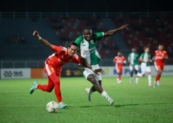 ABDUL Latiff Suhaimi (kiri) mengawal ketat penyerang Kuching City FC Ronald Ngah pada aksi pusingan pertama 16 pasukan dalam saingan Piala FA di Stadium Sultan Muhammad IV, Kota Bharu, Kelantan sebentar tadi-UTUSAN/KAMARUL BISMI KAMARUZAMAN.