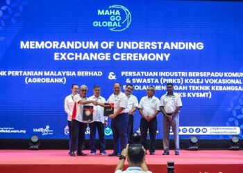 TENGKU Ahmad Badli Shah (dua kiri) bersama Azaddin Abdul Aziz (empat dari kanan) ketika bertukar dokumen memorandum persefahaman (MoU) yang turut disaksikan oleh Mohamad Sabu pada pelancaran rasmi Hari Perdagangan MAHA 2026 di MAEPS Serdang di sini, hari ini. - UTUSAN/SYAKIR RADIN