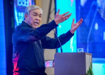 AHMAD Zahid Hamidi menyampaikan ucapan perasmian Konvensyen Belia Desa 2026 di Hotel Hilton Glenmarie.-UTUSAN/Saddam Yusoff