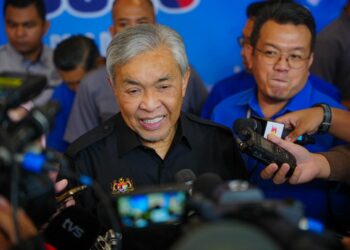 Timbalan Perdana Menteri, Datuk Seri Dr. Ahmad Zahid Hamidi bergambar bersama belia yang hadir ketika perasmian Konvensyen Belia Desa 2026 di Hotel Hilton Glenmarie.-UTUSAN/Saddam Yusoff