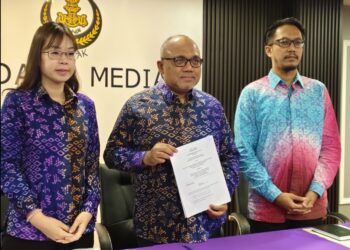 MOHAMMAD Zahir Abdul Khalid (tengah) ditemui pemberita di Bangunan Perak Darul Ridzuan, Ipoh, Perak hari ini.
