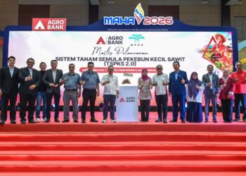 NORAINI Ahmad (tujuh kanan) ketika sesi bergambar pada Majlis Pelancaran Sistem Tanam Semula Pekebun Kecil Sawit (TSPKS 2.0) di MAEPS Serdang di sini, hari ini. - UTUSAN/SYAKIR RADIN
