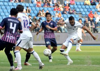 PEMAIN pertahanan JDT, Daniel Lima De Castro melepaskan tendangan pada aksi pusingan pertama 16 terbaik Piala FA 2026/2027 menentang UM-Damansara United di Stadium Sultan Ibrahim, Iskandar Puteri. UTUSAN/RAJA JAAFAR ALI