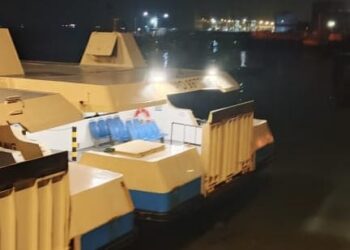 SERAMAI 21 penumpang dilaporkan cedera selepas sebuah feri dari Teluk Bahang berlanggar dengan kapal MV Mekar Jaya di Pulau Pinang malam ini.-IHSAN JBPM PULAU PINANG