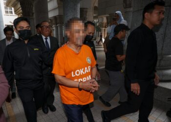 BEKAS menteri yang disiasat berhubung Laporan Suruhanjaya Siasatan Diraja (RCI) Lembaga Tabung Haji (TH) tiba di Mahkamah Majistret Putrajaya, semalam.-UTUSAN/FAISOL MUSTAFA