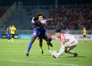 MOHD. Fikri Che Soh (kanan) menangkap kemas bola sekali gus menyelamatkan gawangnya daripada dibolosi pemain Negeri Sembilan FC pada aksi pusingan pertama 16 pasukan Piala FA di Stadium Sultan Muhammad IV, Kota Bharu, Kelantan malam tadi-UTUSAN/KAMARUL BISMI KAMARUZAMAN