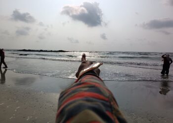 KAWASAN pantai di Tanjung Lompat, Tanjung Balau, Penawar, Kota Tinggi dimana empat remaja dikhuatiri lemas selepas terlibat melakukan riadah mandi pantai, pagi tadi.