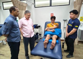 Presiden SRAM, Gerard Monteiro (dua kiri) dan Ketua Pegawai Eksekutif ISN, Dr. P. Vellapandian melawat Harith Danial (dua kanan) menjalani rawatan fisioterapi di ISN, Bukit Jail, Kuala Lumpur, hari ini. - UTUSAN/AIZAWATI AHMAD