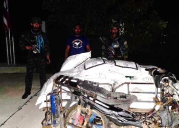 PIHAK berkuasa Thailand menahan seorang lelaki tempatan (tengah) dan merampas 26 guni baja urea yang diseludup dari Malaysia dalam operasi di Daerah Tak Bai, Narathiwat, Thailand 
Jumaat lalu. 
– IHSAN ISOC