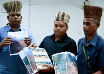 NOR Muhammad Shafiq Dendy Abdullah (tengah) menunjukkan gambar aktiviti pembalakan di kawasan Gua Musang yang didakwa semakin tidak terkawal semasa sidang media di Kota Bharu, Kelantan hari ini-UTUSAN/KAMARUL BISMI KAMARUZAMAN.
