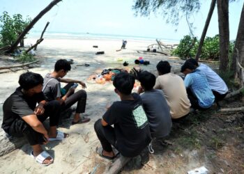 TUJUH rakan kepada empat mangsa lemas menunggu di Pantai Tanjung Lompat, Kota Tinggi semasa operasi mencari dan menyelamat sedang dijalankan pihak berkuasa.