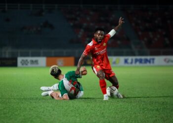 EMMANUAL Mbarga (kanan) dikawal ketat oleh pemain Kuching City FC pada aksi pusingan pertama 16 Piala FA di Stadium Sultan Muhammad IV, Kota Bharu, Kelantan malam tadi-UTUSAN/KAMARUL BISMI KAMARUZAMAN.