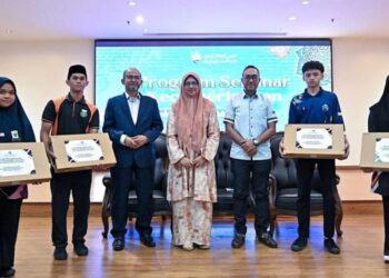 etua Pegawai Operasi MAIPk Wan Maizura Wan Zahari (tengah) bergambar bersama sebahagian pelajar yang hadir pada Penyampaian Komputer Riba Program Kerjasama Wakalah sempena Seminar Kecemerlangan SPM 2026 – Skim Biasiswa Pelajaran Baitulmal (SBBP), Zon Tengah di Ipoh Perak.