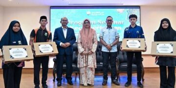 etua Pegawai Operasi MAIPk Wan Maizura Wan Zahari (tengah) bergambar bersama sebahagian pelajar yang hadir pada Penyampaian Komputer Riba Program Kerjasama Wakalah sempena Seminar Kecemerlangan SPM 2026 – Skim Biasiswa Pelajaran Baitulmal (SBBP), Zon Tengah di Ipoh Perak.