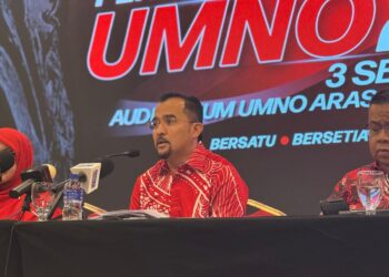 ASYRAF Wajdi Dusuki pada sidang media khas sempena Perhimpunan Agung UMNO 2026 di Kuala Lumpur, hari ini. - FOTO NSTP
